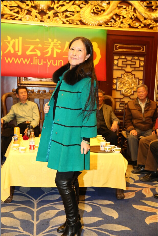 刘云老师当天穿的是l号,正合适,刘云老师的身高164厘米,体重110斤