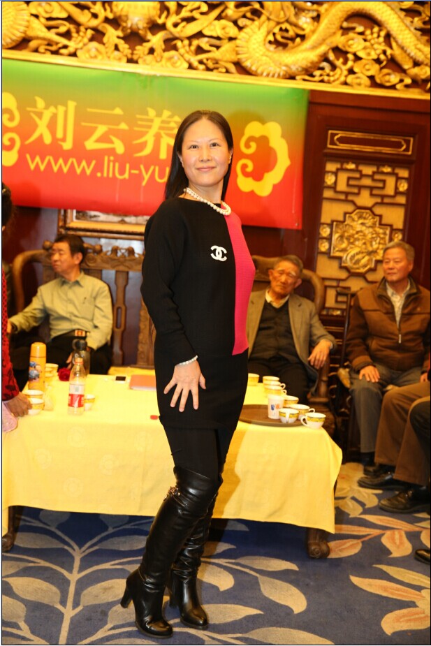 价位:2200元人民币(这件衣服刘云老师穿上正合适,没有